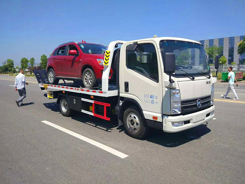 臨夏汽車雪地困境救援：專業(yè)團隊緊急出動，助您安全脫困！
